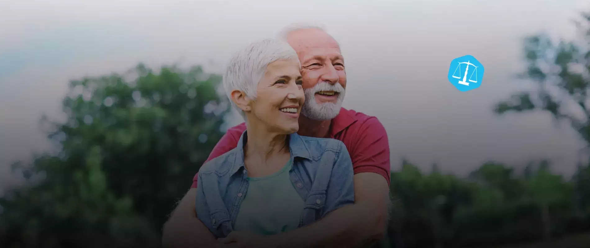 couples retraités calins et sourient