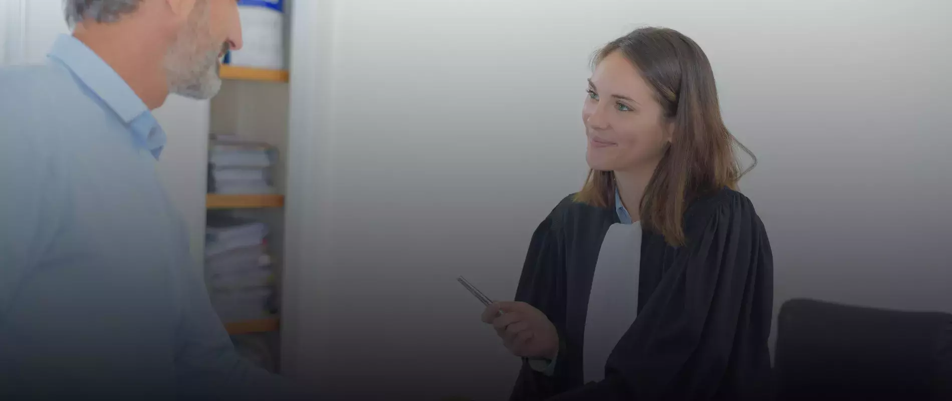 avocate discute dans son bureau avec un client