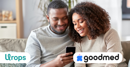 couple métisse regarde un mobile application Goodmed partenariat Urops
