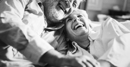 seniors heureux en noir et blanc