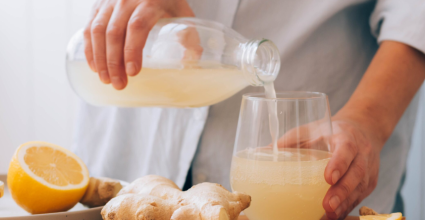 mains de femme qui sert une boisson fermentée