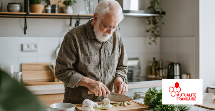 Monsieur retraité qui cuisine 