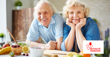Couple de retraités qui participent à un atelier de cuisine
