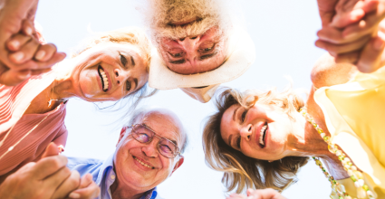 groupe personne souriante 