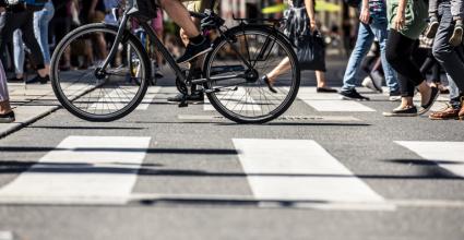 vélo et passants dans la rue