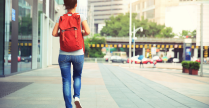 Femme marchant dans la rue