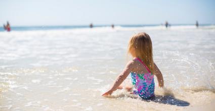 petite fille baignade les bons réflexes pour se baigner en toute sécurité