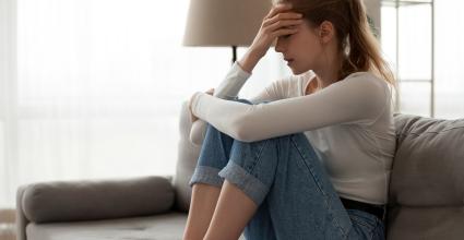 femme assise qui souffre de troubles mentaux