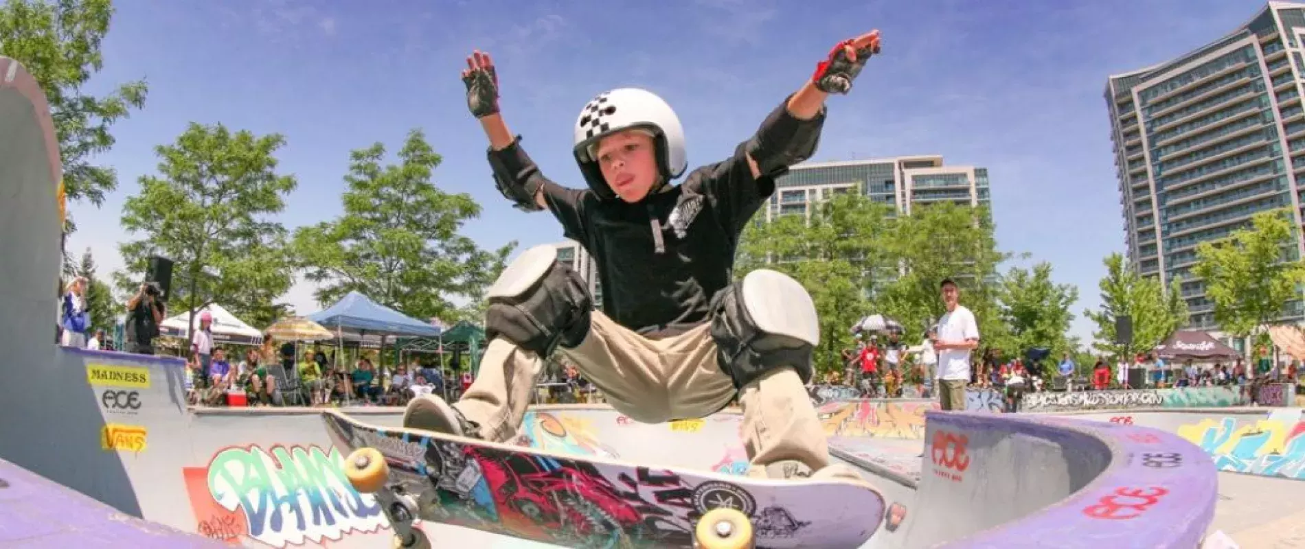 enfant blond fait du skateboard