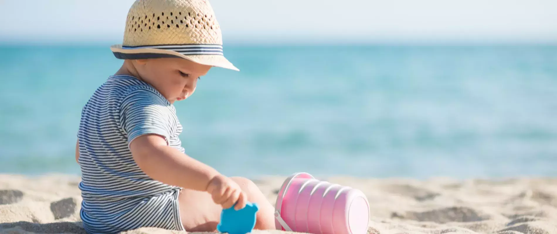 Valise De Voyage Avec Bébé. Voyage à La Plage Avec Enfant En Bas