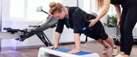 femme qui fait du sport et se fait aider 