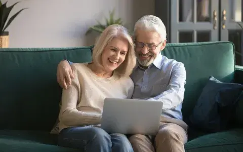 couple retraités devant ordinateur