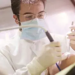 homme dentiste à lunettes