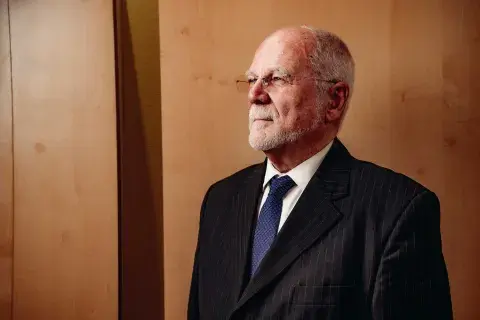 Photo de profil Henri Lemoine avec fond beige marron