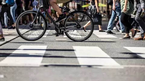 vélo et passants dans la rue