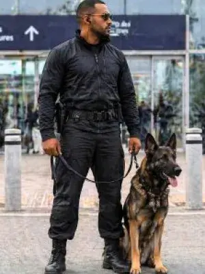 maitre chien debout avec son chien
