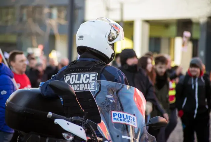 policier municipale de dos avec casque de moto