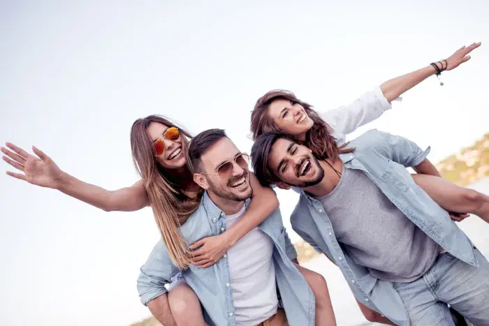 groupe d'amis ensemble qui sourit