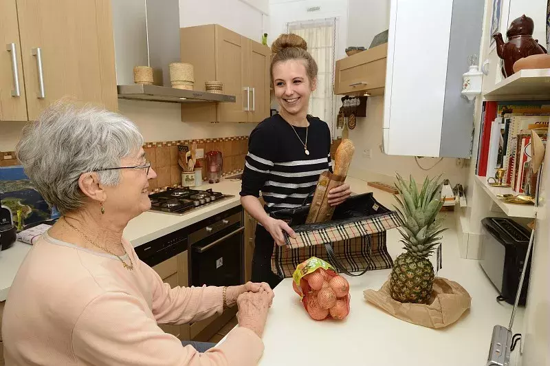 sénior et jeune dans une cuisine 