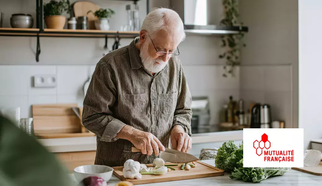 Monsieur retraité qui cuisine 