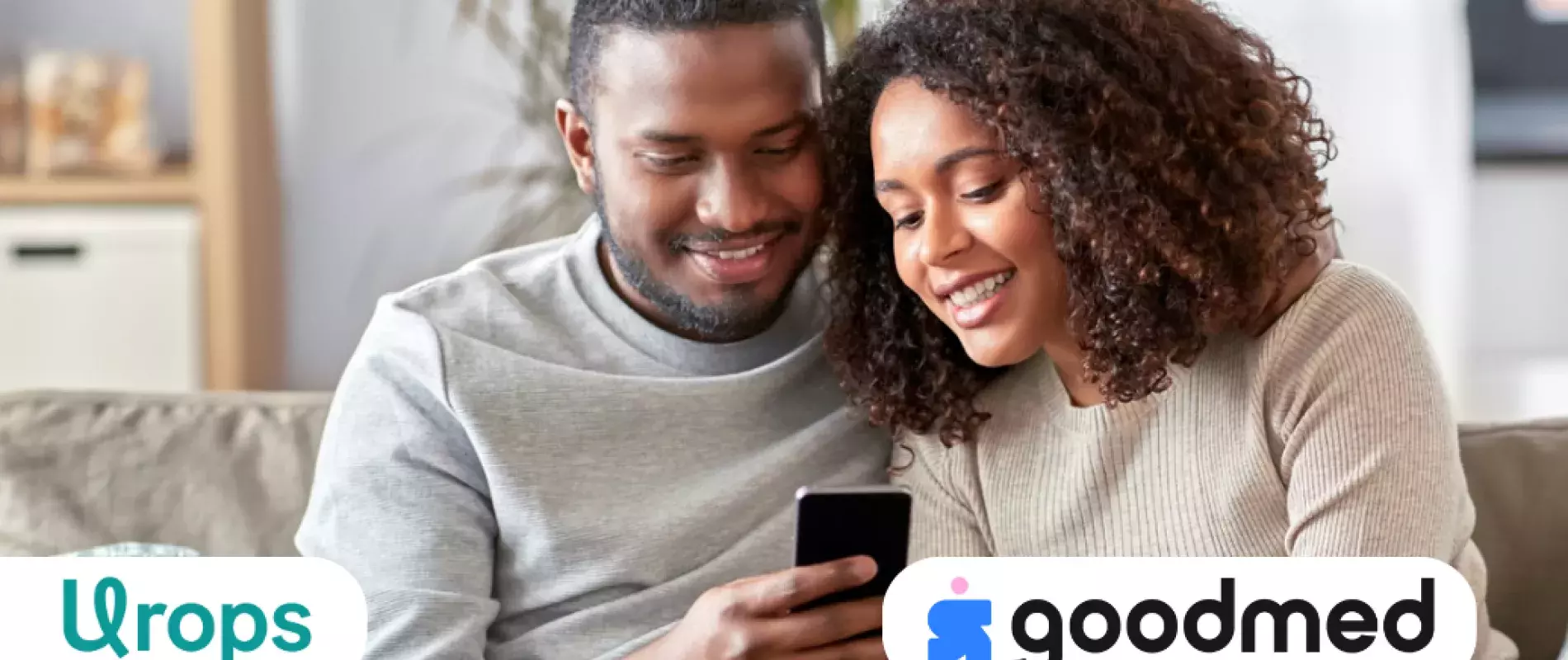 couple métisse regarde un mobile application Goodmed partenariat Urops