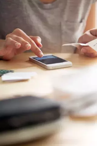 Mutuelle santé application BGV femme qui compte son argent