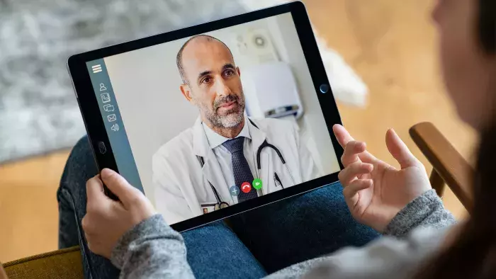 consultation en visio sur une tablette avec un médecin