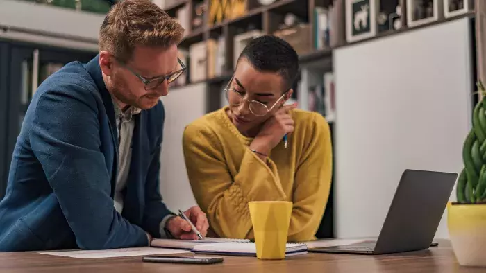 couple qui travaille et étudie ensemble