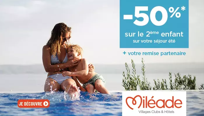 enfants au bord de la piscine